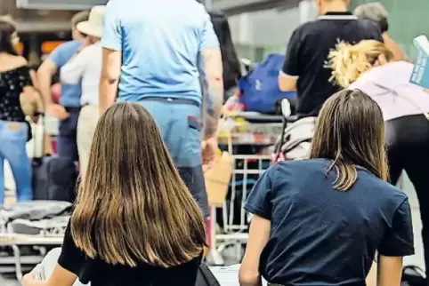 Mehr als 2000 gestrandete Menschen übernachteten auf Bänken oder Feldbetten im Airport.