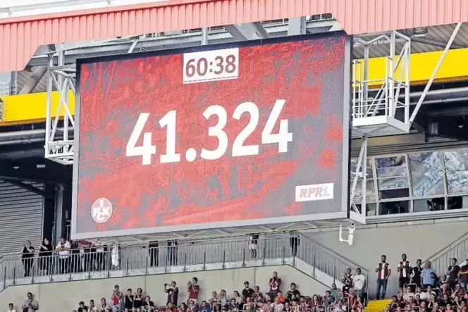 Wer hätte das nach dem Abstieg in die Dritte Liga gedacht! 41.324 Zuschauer füllen das Fritz-Walter-Stadion beim ersten Heimspie