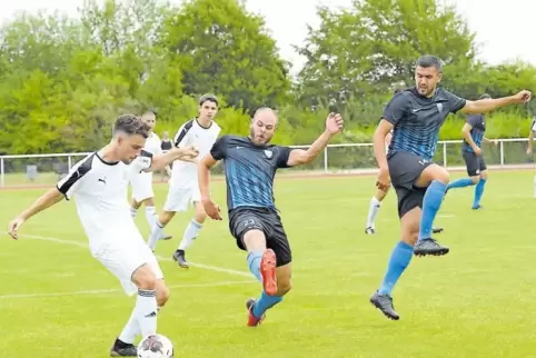 Gedoppelt: Sanel Catovic (rechts) und Marc Thau vom FC Speyer 09 attackieren Jamie Robert Barber von FG Mutterstadt.