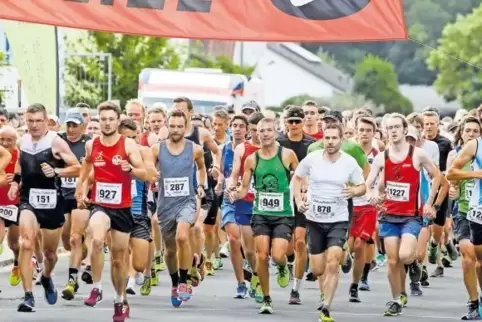 Sekunden nach dem Startschuss: Die Läufer nehmen die zehn Kilometer in Angriff. Ganz links mit der Nummer 1280 der spätere Siege