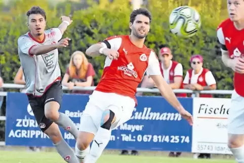 Traf zum Auftakt doppelt: Mohamed Morabet (links), hier beim 4:0, der Andre Petry (Mitte) und Christian Henn das Nachsehen lässt