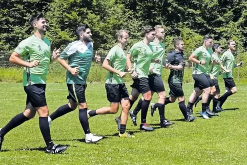 Gleich kommt’s knüppeldick: Harthausen läuft sich vor dem 0:4 gegen Knittelsheim warm.