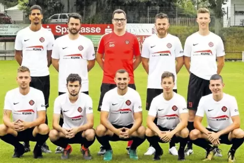 Verstärkung für Trainer Daniel Ochsenreither (in Rot): hinten von links Malik Krubally, Sebastian Weber, neben Ochsenreither Ral
