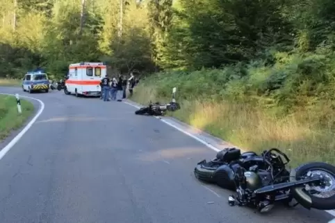 Weil sie in ein Schlagloch gefahren war, verlor eine Motorradfahrerin laut Polizei die Kontrolle über ihre Maschine. Sie stieß m