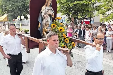 Prozession in Kuhardt zu Ehren der Schutzheiligen des Dorfes, St. Anna.