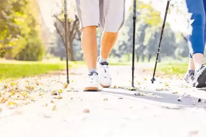 Onko-Walking ist vergleichbar mit dem bekannten Nordic Walking. Johannes Kuhn will seinen Kursteilnehmer zunächst beibringen, üb Onko-Walking ist vergleichbar mit dem bekannten Nordic Walking. Johannes Kuhn will seinen Kursteilnehmer zunächst beibringen, üb