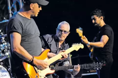 Viel Gitarrenarbeit: Nik Kershaw (Mitte) mit zwei seiner Musiker beim Konzert auf der Seebühne.