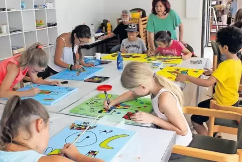 Malen wie Miró: Gabi Kassel (grünes T-Shirt) zeigt den Kindern im Ferienprogramm der VG Ramstein-Miesenbach den richtigen Pinsel