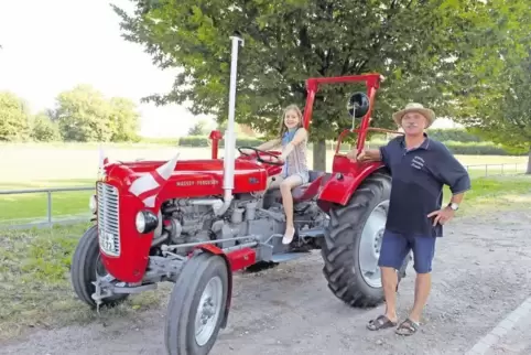 Geländegängig: Rainer Becker mit seiner Enkelin Annika auf dem Massey Ferguson aus den 1960er-Jahren.