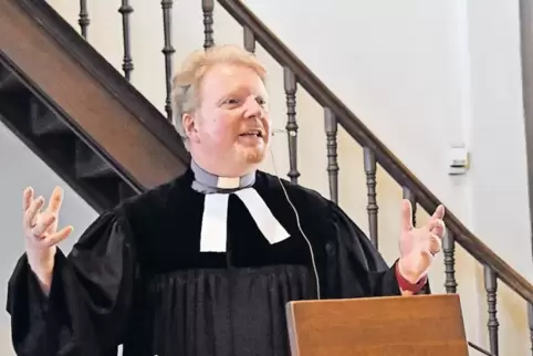 Die Botschaft auf Pfälzisch unter die Leute gebracht: Pfarrer Thomas Niederberger in der protestantischen Kirche in Dannstadt.