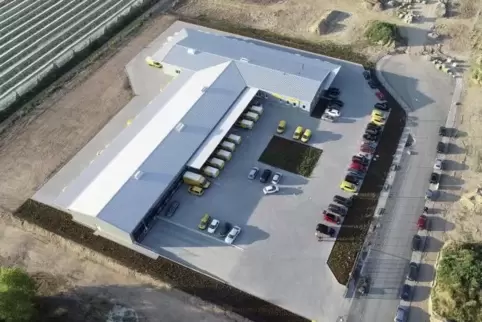 Blick von oben auf das neue Post-Verteilzentrum in der Joseph-Monier-Straße, die sich über die Fläche des vormaligen Messplatzes