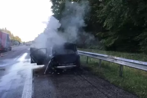 Brennender Pkw auf der A65 bei Kandel.  Foto: Polizei 