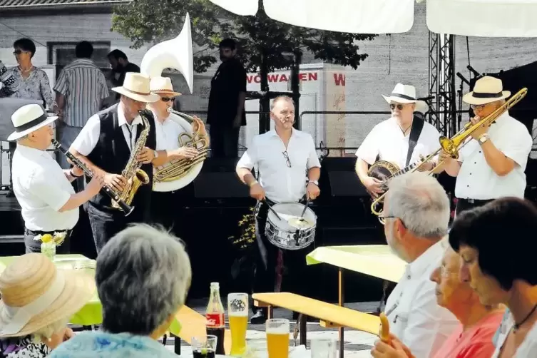 Auch in diesem Jahr spielt die „Unnerhaus Jazzband“ (hier ein Bild aus dem vergangenen Jahr) beim Torbogenfest zum Frühschoppen.