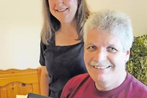 Peter Cronauer – hier mit Frau Monika – zeigt das Foto mit Dewe Pearson (links) und dem Ehepaar Cronauer in San Diego.