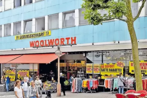 Ab morgen stellt sich Woolworth in Pirmasens in einem „neuen Kleid“ vor, wie sich die Geschäftsführung ausdrückt. Das Foto entst