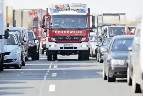 Retter in der Rettungsgasse: Immer wieder gibt es nach schweren Unfällen kein Durchkommen.