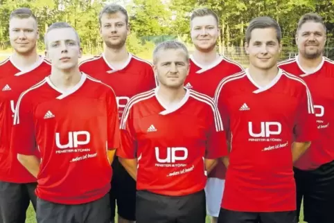 Die Neuen auf Maßweilers neuem Rasen: vorne von links Lukas Tillmann, Henning Hoffmann, Andre Schattner; hinten Carsten Paschke,