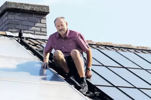 Aufs Dach gestiegen: Hans-Jürgen Lutz berät Insheimer Hausbesitzer über die Vorteile von Thermosolar- und Fotovoltaikanlagen. Er
