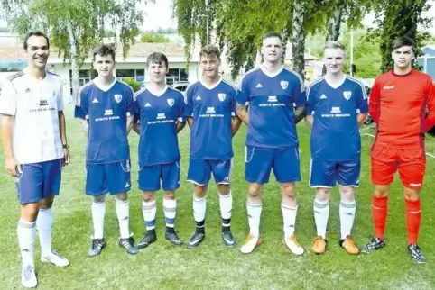 Bolandens Trainer Christian Bauer (ganz links) mit seinen Neuzugängen, von links: Christian Seiler, Nikklas Lubczyk, Yannick Jah