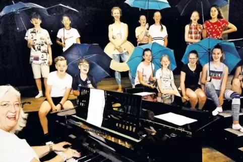Mit Musik und Gesang: Judith Janzen probt mit jungen Künstlern.