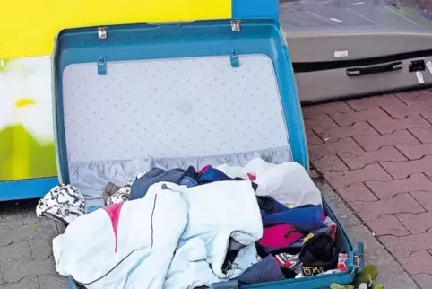 Harmloser Inhalt: Im herrenlosen Koffer befanden sich nur Kleidungsstücke und Schuhe. Die Polizei will nun den Besitzer ermittel