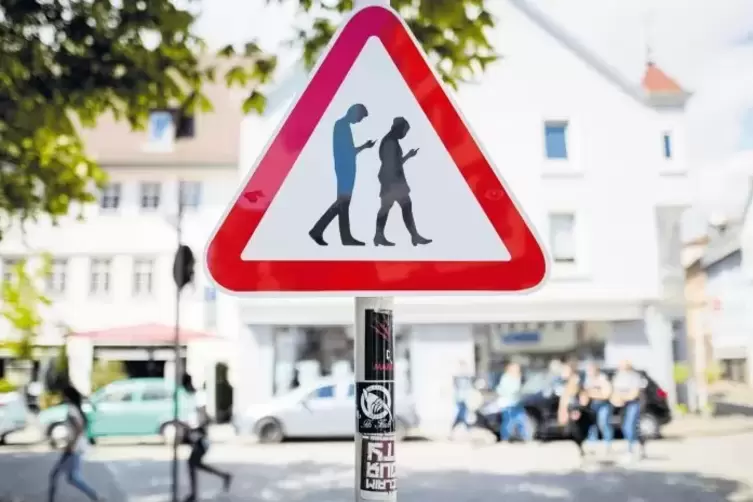 Wie sehr das Smartphone Aufmerksamkeit auf sich zieht, zeigen diese Schilder in Reutlingen. Gewarnt wird vor „Smombies“ – das Wo