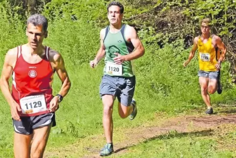 Szene vom „Schusterlauf“ 2016: Tom Heuer (TuS Heltersberg), Matthias Burkhart (Hinterweidenthal) und Alexander Barnsteiner (LLG 