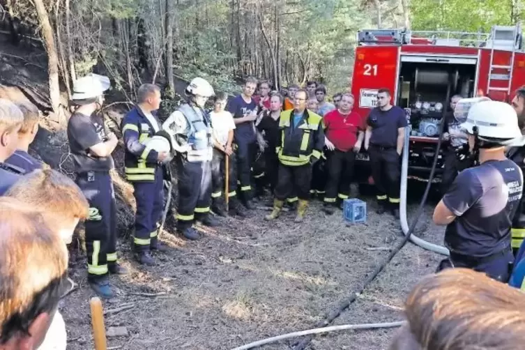 Einsatzbesprechung einer Feuerwehr-Einheit beim Brand.