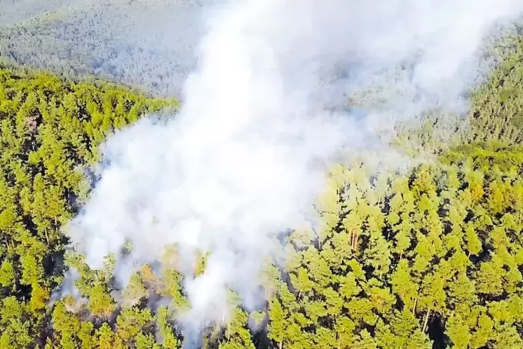 Die Rauchfahne war gestern weithin zu sehen, hier eine Aufnahme einer Fotodrohne der Feuerwehr.