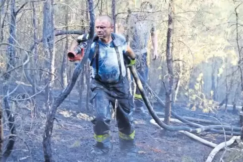 Voller Einsatz im Brandgebiet: Ein Feuerwehrmann gestern Abend beim Rahnfels.