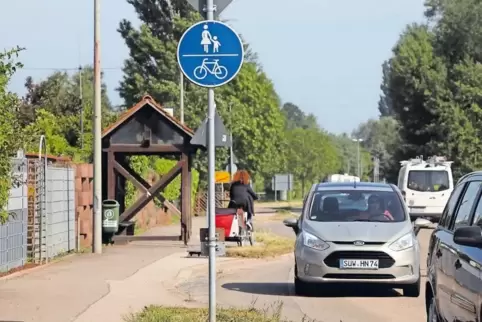 Der Weg am Buswartehäuschen sei nicht nur für Radfahrer zu schmal, wird moniert.