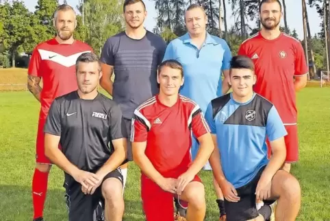 Sie gehen’s als Zugänge an mit dem SV Bottenbach: vorne von links Daniel Rugel, Oliver Geib, Sefer Durgutovic; hinten Co-Trainer