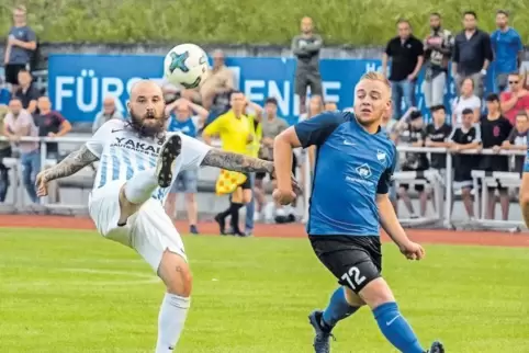 Nils Brendel (rechts) trifft morgen mit dem A-Klasse-Team des SV Altdorf-Böbingen auf den von seinem Vater trainierten Landeslig
