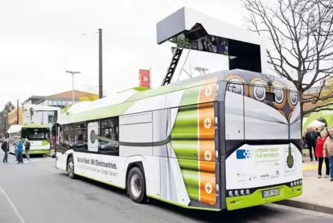 In Hannover sind E-Busse schon im Einsatz, hier wird an einer Ladestation „aufgetankt“.