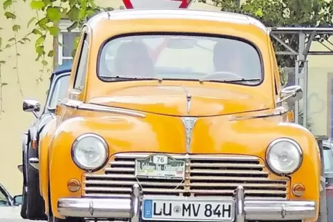 Ein Klassiker in Orange: Doris und Hans-Georg Balbachs Peugeot 203 C aus dem Jahr 1956.