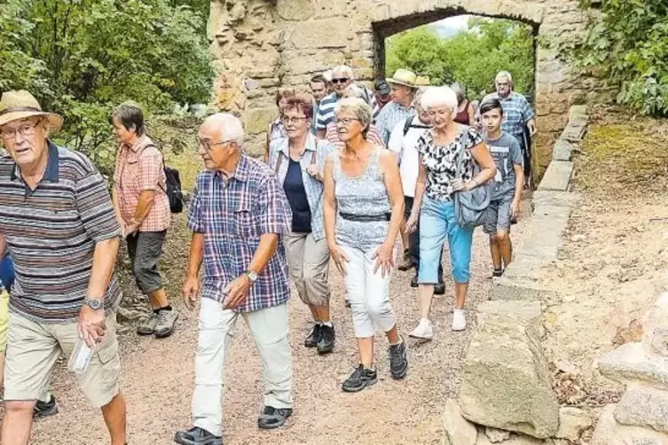 Unterwegs auf der Moschellandsburg: (Nicht nur) zu deren Geschichte kennt sich Stadtführer Gerd Kunz (vorn) bestens aus.