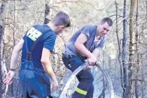Schwierige Löscharbeiten auf ungewohntem Terrain: Feuerwehrleute am Dienstag im Wald hinter der Lindemannsruhe.