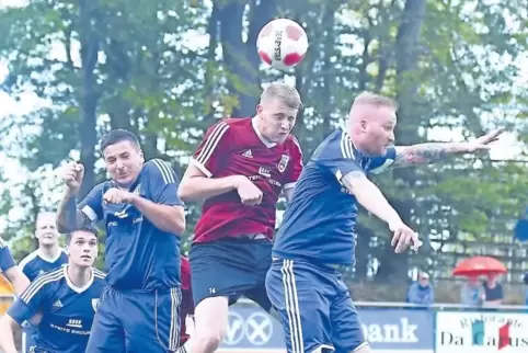 Das 1:0 ist unterwegs: SG-Torschütze Max Groben (rotes Trikot) erzielte den ersten Treffer der Partie per Kopf. Die Bolandener A
