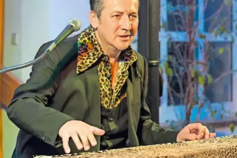 Nur echt mit Leopardenfellmuster: Harald Krüger findet, es muss rocken.