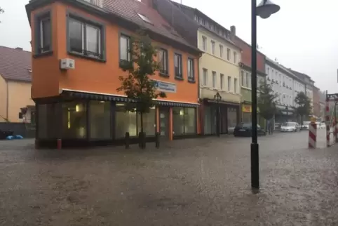 Die Kuseler Bahnhofstraße stand am 11. Juni unter Wasser. Mehrere Gemeinde im Landkreis waren von dem sogenannten Starkregenerei