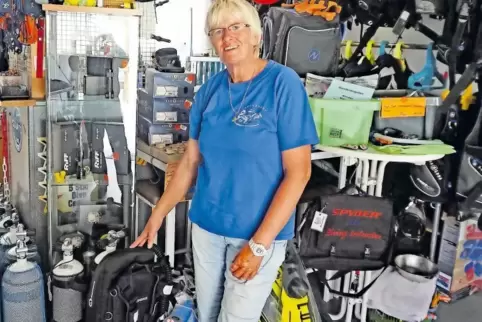 Petra Schwartz bietet beim Schwimmbadfest in Eisenberg am Samstag Schnuppertauchen an.