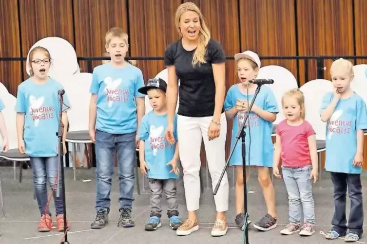 Die Chorleiterin ist von den Kindern bei Juventus Vocalis, hier beim Kreismusikschultag, begeistert.