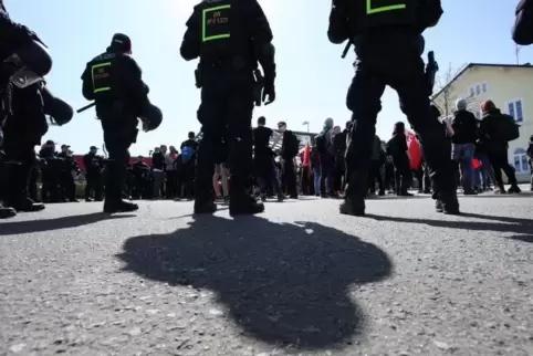 Wieder einmal muss die Polizei am Samstag das Demonstrationsrecht schützen. Foto: VAN