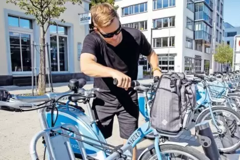 Die Nextbike-Station am Lauterer Hauptbahnhof: Justin Lacich steigt auf ein Acht-Gang-Rad um.