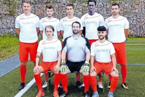 Das Trainerduo und die Neuzugänge (hinten von links): Trainer Maximilian Bauer, Norbert Deszi, Oliver Eckhardt, Boubacar Jagne u