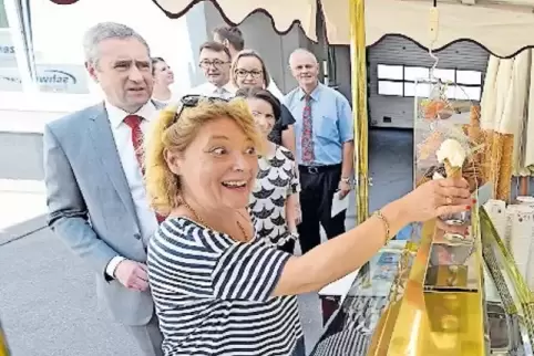 Pia Barth freut sich als Erste über ihr Eis.