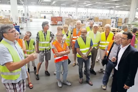 Bei der RHEINPFALZ-Sommertour durch das Aldi-Zentrallager in Kirchheim erläuterte Geschäftsführer Ralf Holthöfer (rechts im dunk