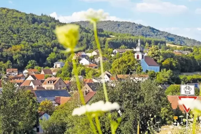 Malerisch gelegen: die Ortsgemeinde Imsbach am Fuße des Donnersbergs. Malerisch gelegen: die Ortsgemeinde Imsbach am Fuße des Donnersbergs.