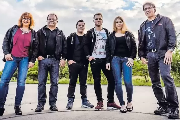 Er&ouml;ffnen das Festwochenende im Bergmannsdorf mit einer Open-Air-Fete: die Musiker der Partyband &bdquo;Magic&ldquo;.