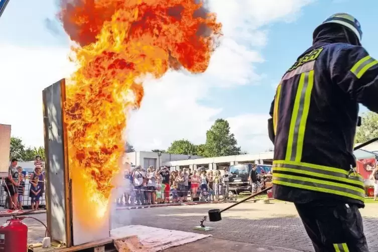 Auch beim Erlebnistag 2016 (hier im Bild) hat die Feuerwehr ihre Arbeit ganz praktisch vorgestellt.